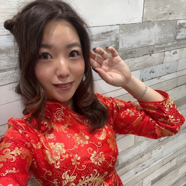 エヴァ5万発OVER達成のパチンコ台と笑顔の参加者の画像